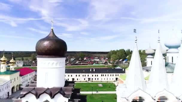 Vuelo Soleado Día Verano Sobre Antiguo Monasterio Con Iglesias Edificios — Vídeo de stock