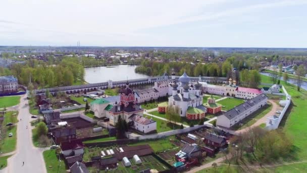 Vuelo Soleado Día Verano Sobre Antiguo Monasterio Con Iglesias Edificios — Vídeo de stock