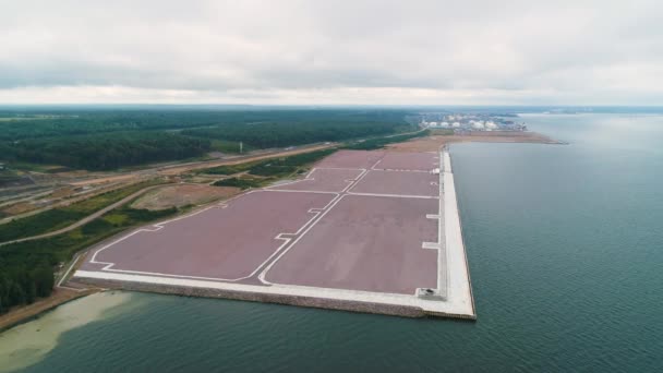 北部海岸では 松林の中に海上貨物の輸送のための大きな港が建設されている ロイヤリティフリーストック映像