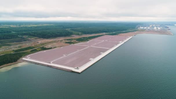 北部海岸では 松林の中に海上貨物の輸送のための大きな港が建設されている ロイヤリティフリーのストック動画