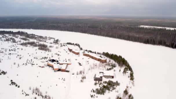 Små Hotellbyggnader Som Ligger Vacker Plats Bland Tallar Stranden Vinterflod — Stockvideo