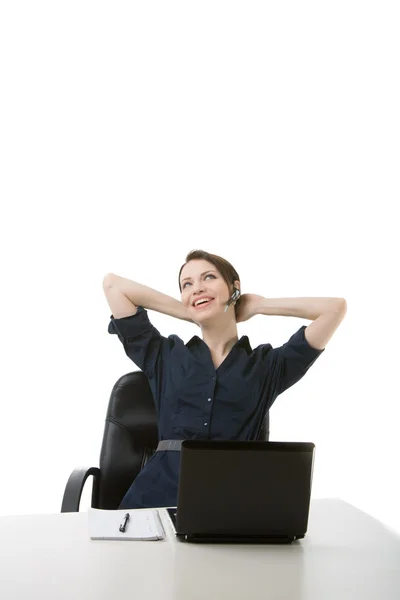 Jovem mulher atraente falando ao telefone. Isolado em branco — Fotografia de Stock