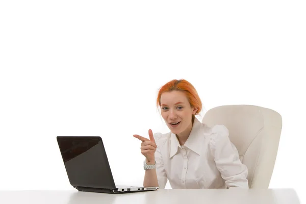 Mujer de negocios sonriente señalando a su computadora portátil — Foto de Stock