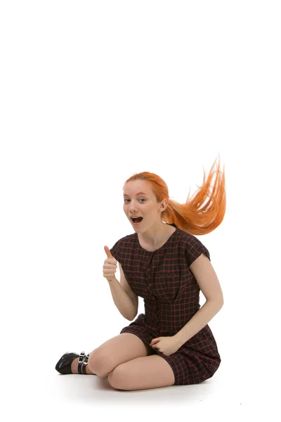 Lachende rothaarige Frau, die mit ihren Haaren blättert — Stockfoto