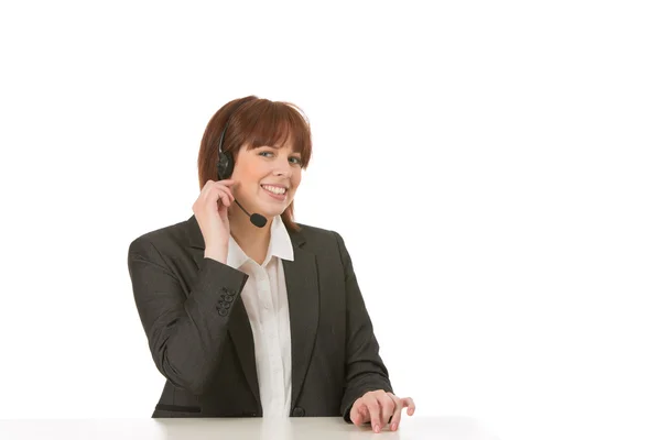 Lächelnder Callcenter-Betreiber, der einen Anruf entgegennimmt — Stockfoto