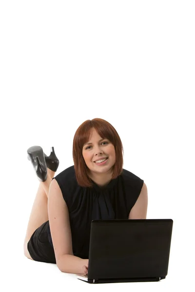 Mujer relajada usando su portátil en el suelo — Foto de Stock