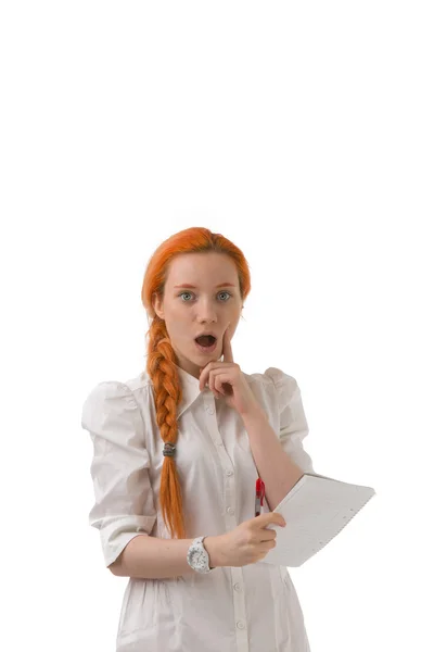 Mujer joven reaccionando sorprendida — Foto de Stock