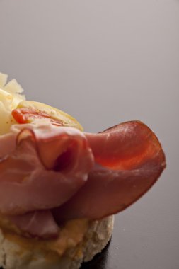 ince dilimlenmiş jambon füme