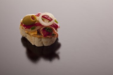 tuzlu tepesi ile dilimlenmiş baget