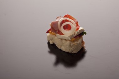 jambon ve peynir peynir ekmek üzerinde