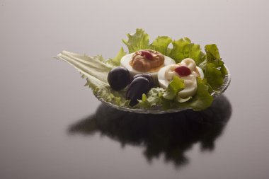 yumurta dolması ve marul üzerine zeytin