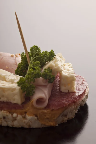 Bolo de arroz com salame, presunto e feta — Fotografia de Stock