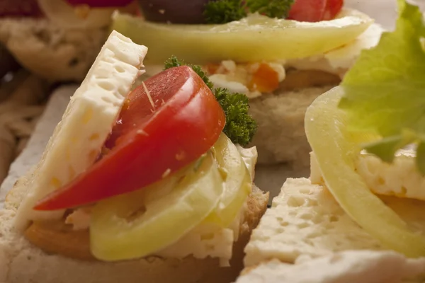 Фета-сыр и помидор на белом хлебе — стоковое фото