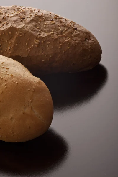 Laibe frisches braunes und weißes Brot — Stockfoto