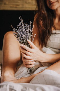 Yatağında bir demet lavanta olan kız. Yüksek kalite fotoğraf