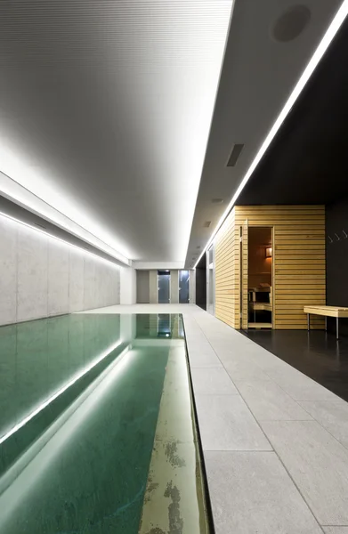 Yüzme havuzlu, iç modern ev — Stok fotoğraf