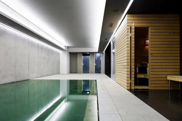 Moderní dům s bazénem, vnitřní — Stock fotografie