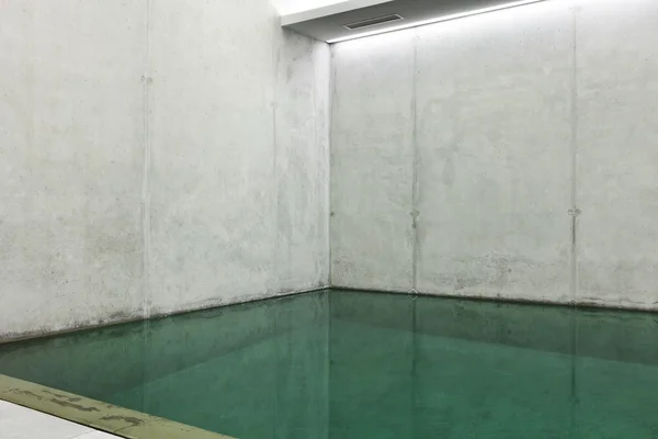 Casa moderna com piscina, interior — Fotografia de Stock