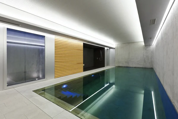 Casa moderna con piscina, interior — Foto de Stock