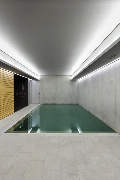 现代房子有游泳池，室内 — 图库照片