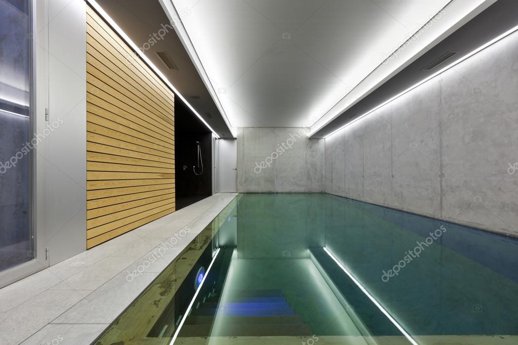 Maison Moderne Avec Piscine Intérieure Photographie Zveiger