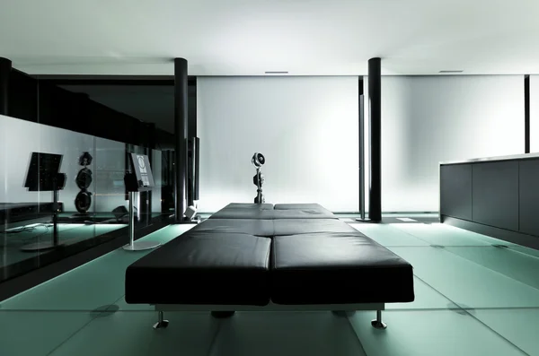 Interior, loft moderno à noite — Fotografia de Stock