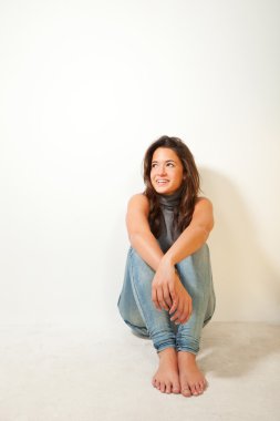 Beyaz arkaplanda izole edilmiş kız