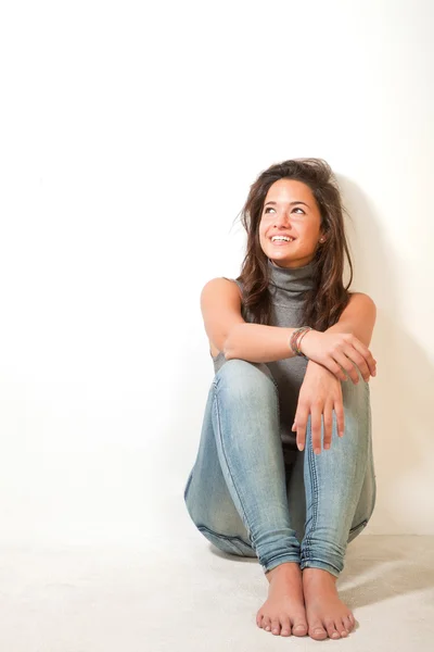 Menina bonita feliz em um fundo branco — Fotografia de Stock