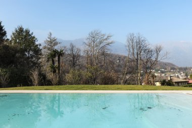 Yüzme havuzlu bahçe