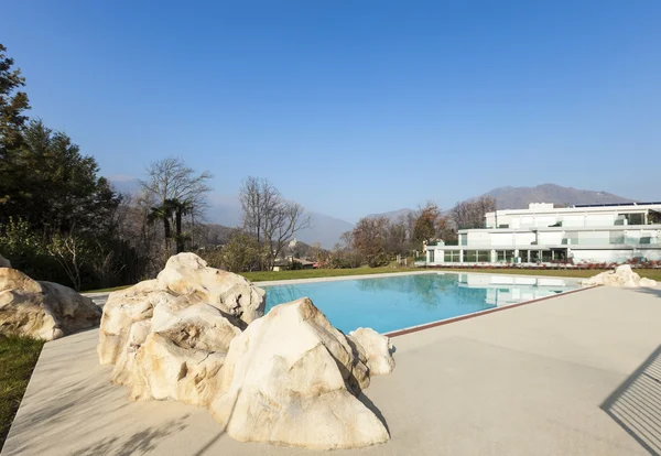 Arquitectura moderna, vista a la piscina — Foto de Stock