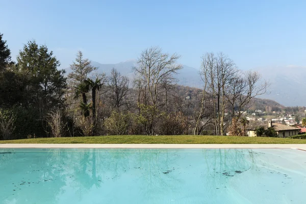 Jardim com piscina — Fotografia de Stock