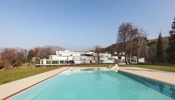 Moderne architectuur, uitzicht op het zwembad zwemmen — Stockfoto