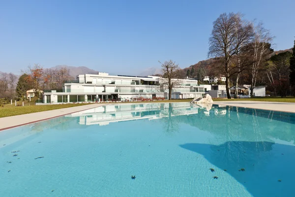 Moderne architectuur, uitzicht op het zwembad zwemmen — Stockfoto