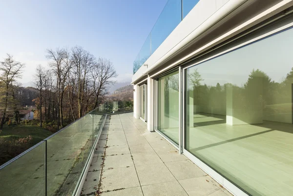 Balkon van een nieuw huis — Stockfoto