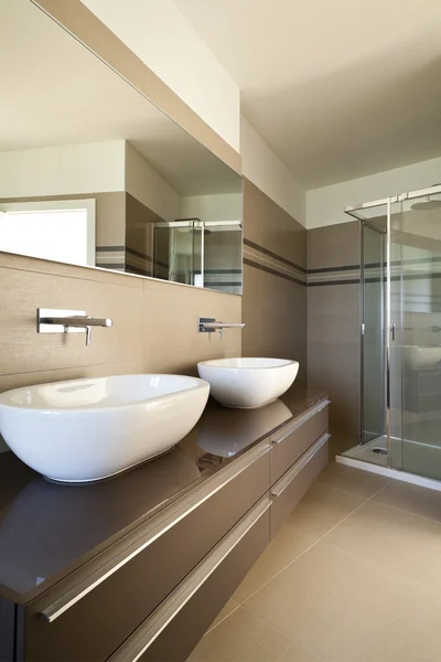 Современная квартира, ванная комната — стоковое фото