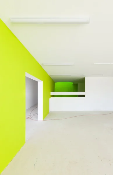Budova ve výstavbě, zelená zeď — Stock fotografie
