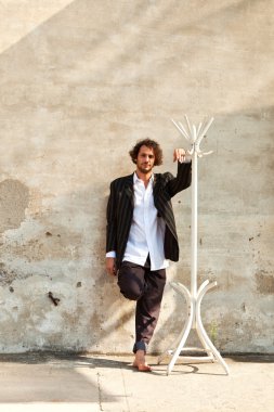 çocuk ve beyaz Askılık