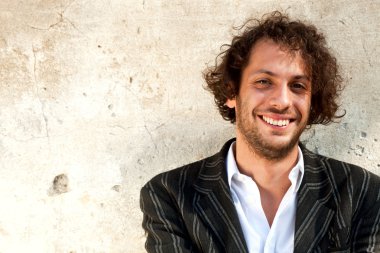 Genç adam gülümsüyor