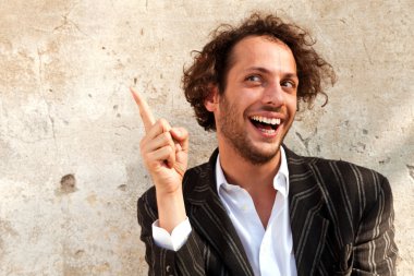 boş bir duvar boy gösterir