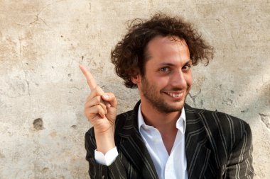 boş bir duvar boy gösterir