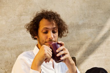 çocuk bakmak bir fincan