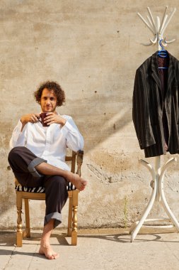 çocuk öğle tatilinde