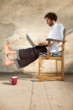 dizüstü bilgisayarda çalışan bir çocuk