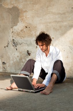 bir dizüstü bilgisayarda çocuk yazma