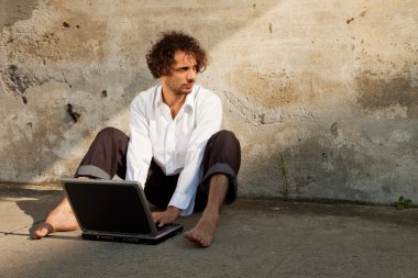 bir dizüstü bilgisayarda çocuk yazma