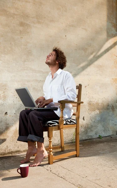 Jongen die op laptop werkt — Stockfoto