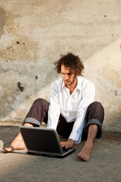 Menino escrever em um laptop — Fotografia de Stock