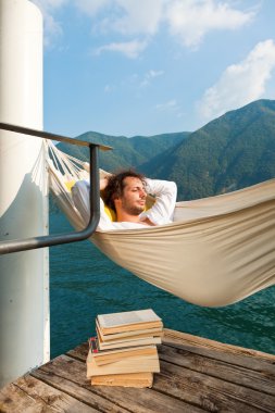 Çocuk speeping hamaca üzerinde