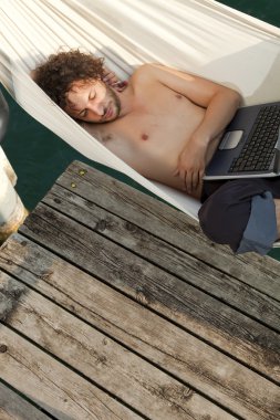 Çocuk speeping hamaca üzerinde