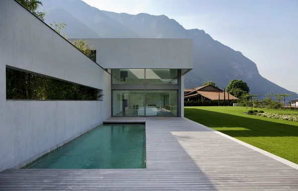 Moderní dům a bazén — Stock fotografie